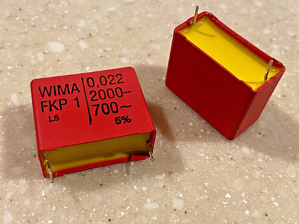 FKP1U022206F00JSSD                Condensador de polipropileno 22nF, 700VAC, 2000VDC, 15x26x31.5mm